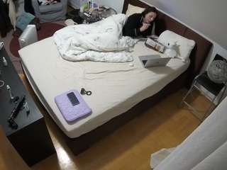 voyeurcam-julmodels-whitebed-2 webcam