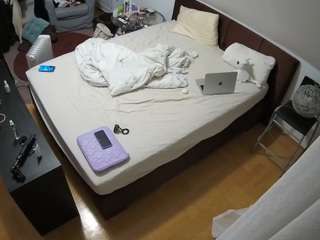 voyeurcam-julmodels-whitebed-2 webcam