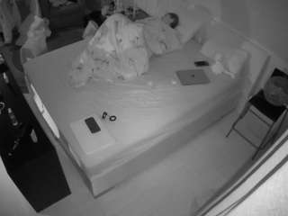 voyeurcam-julmodels-whitebed-2
