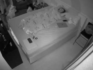 voyeurcam-julmodels-whitebed-2 webcam