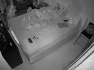 voyeurcam-julmodels-whitebed-2