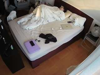 voyeurcam-julmodels-whitebed-2 webcam