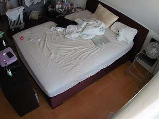 voyeurcam-julmodels-whitebed-2