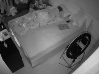 voyeurcam-julmodels-whitebed-2