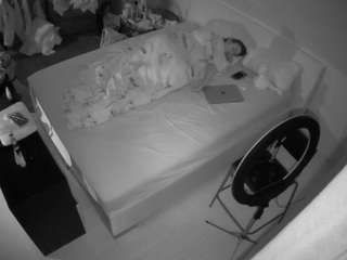 voyeurcam-julmodels-whitebed-2
