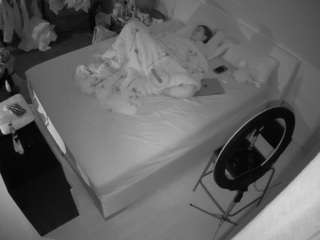 voyeurcam-julmodels-whitebed-2