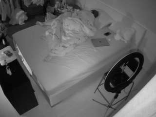 voyeurcam-julmodels-whitebed-2
