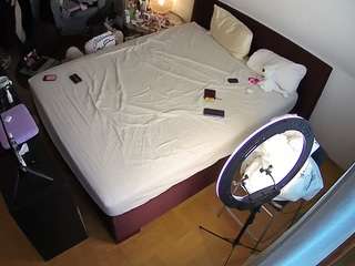 voyeurcam-julmodels-whitebed-2 webcam