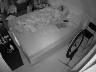 voyeurcam-julmodels-whitebed-2