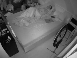 voyeurcam-julmodels-whitebed-2 webcam