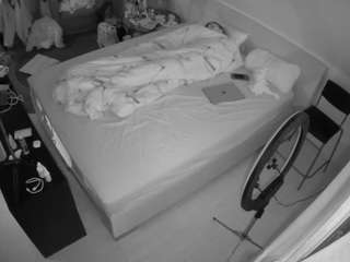 voyeurcam-julmodels-whitebed-2