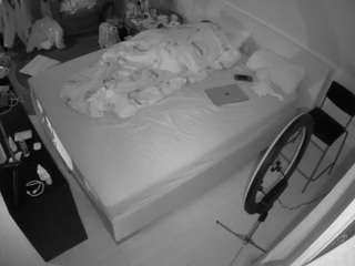 voyeurcam-julmodels-whitebed-2 webcam