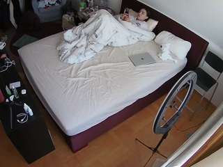 voyeurcam-julmodels-whitebed-2 webcam