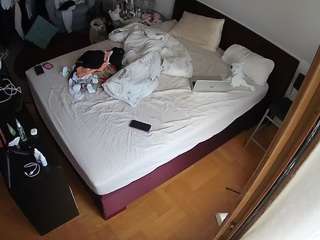 voyeurcam-julmodels-whitebed-2