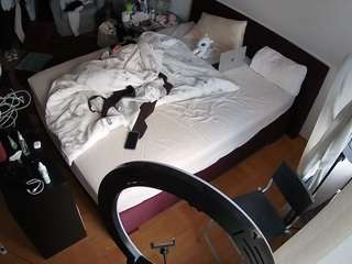voyeurcam-julmodels-whitebed-2 webcam