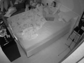 voyeurcam-julmodels-whitebed-2 webcam