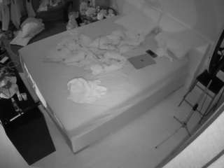 voyeurcam-julmodels-whitebed-2 webcam