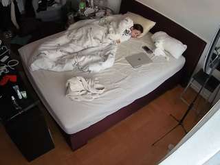 voyeurcam-julmodels-whitebed-2 webcam