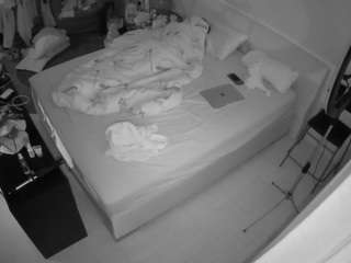 voyeurcam-julmodels-whitebed-2 webcam