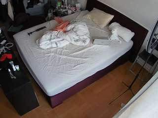 voyeurcam-julmodels-whitebed-2 webcam