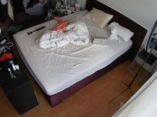 voyeurcam-julmodels-whitebed-2