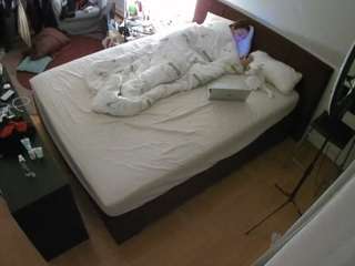 voyeurcam-julmodels-whitebed-2