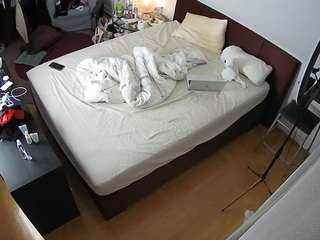 voyeurcam-julmodels-whitebed-2 webcam