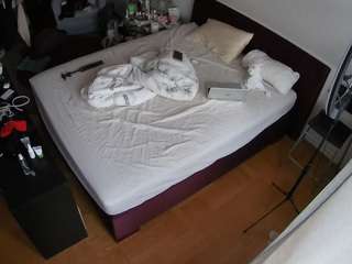 voyeurcam-julmodels-whitebed-2