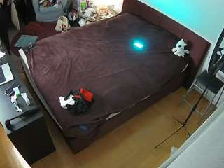 voyeurcam-julmodels-whitebed-2
