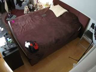 voyeurcam-julmodels-whitebed-2 webcam