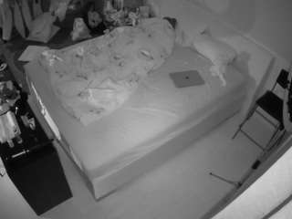 voyeurcam-julmodels-whitebed-2 webcam
