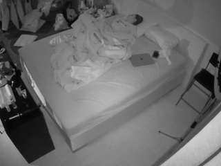 voyeurcam-julmodels-whitebed-2 webcam