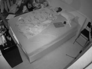 voyeurcam-julmodels-whitebed-2 webcam