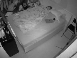 voyeurcam-julmodels-whitebed-2 webcam