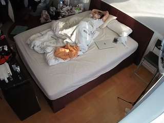 voyeurcam-julmodels-whitebed-2 webcam