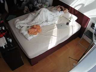 voyeurcam-julmodels-whitebed-2