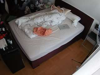 voyeurcam-julmodels-whitebed-2 webcam
