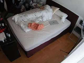 voyeurcam-julmodels-whitebed-2