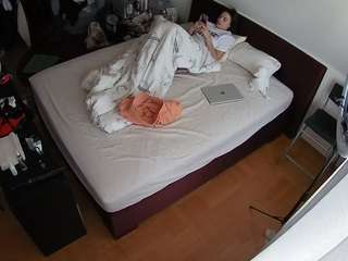 voyeurcam-julmodels-whitebed-2 webcam