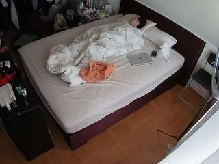 voyeurcam-julmodels-whitebed-2