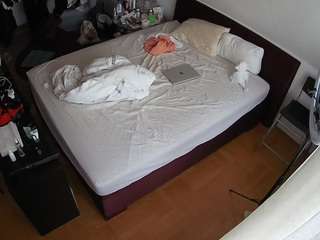 voyeurcam-julmodels-whitebed-2