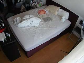 voyeurcam-julmodels-whitebed-2