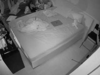 voyeurcam-julmodels-whitebed-2