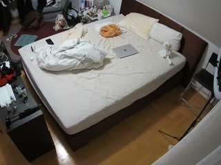 voyeurcam-julmodels-whitebed-2