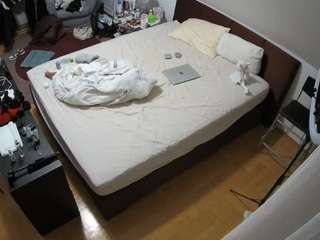 voyeurcam-julmodels-whitebed-2