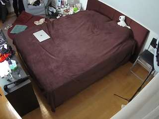 voyeurcam-julmodels-whitebed-2 webcam