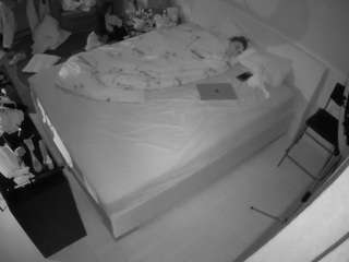 voyeurcam-julmodels-whitebed-2 camsoda