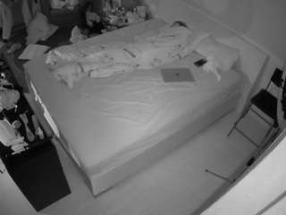 voyeurcam-julmodels-whitebed-2 camsoda