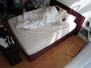 voyeurcam-julmodels-whitebed-2