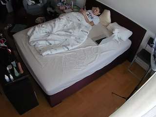 voyeurcam-julmodels-whitebed-2